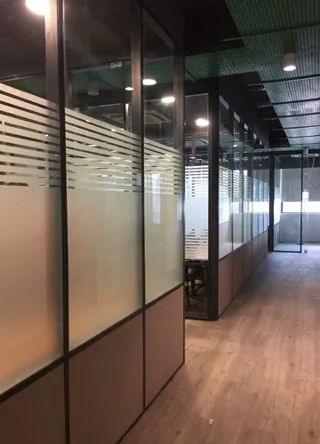 toughened-glass-office-partition-500x500